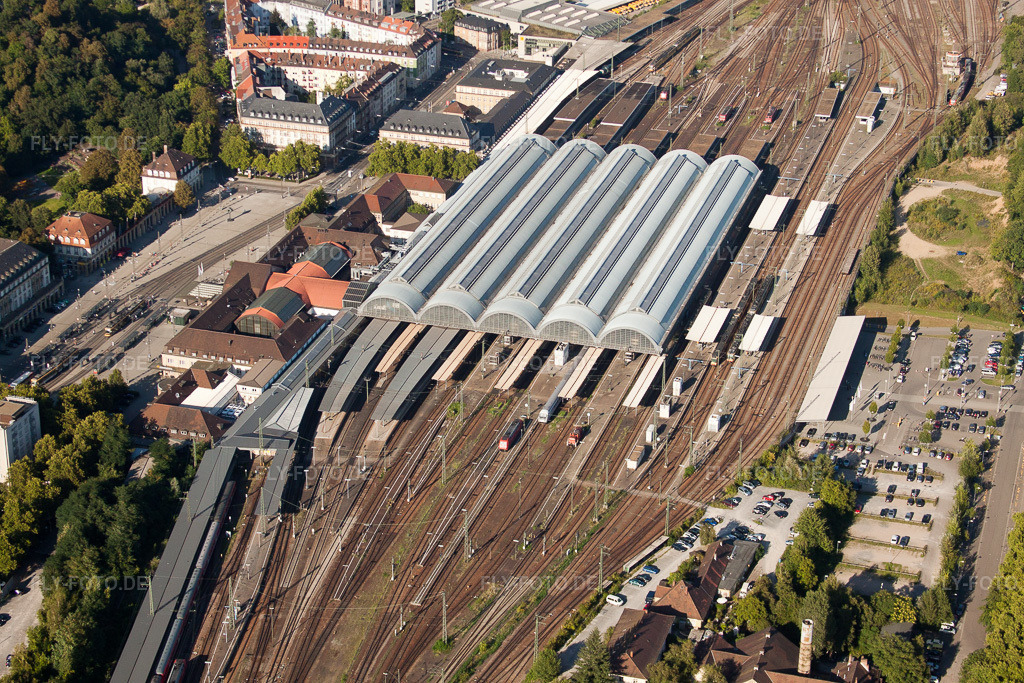 Luftbild: Gleisverlauf und Hauptbahnhofes der Deutschen Bahn im Ortsteil Südweststadt in Karlsruhe im Bundesland Baden-Württemberg in Deutschland. Foto: IMG_32297.jpg vom 21.08.2010 durch Werner Riehm/FLY-FOTO.de