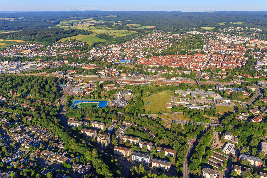 Luftbild: Stadtansicht aus Osten im Ortsteil Villingen in Villingen-Schwenningen im Bundesland Baden-Württemberg in Deutschland. Foto: IMG_149234.jpg vom 29.06.2025 durch Werner Riehm/FLY-FOTO.de