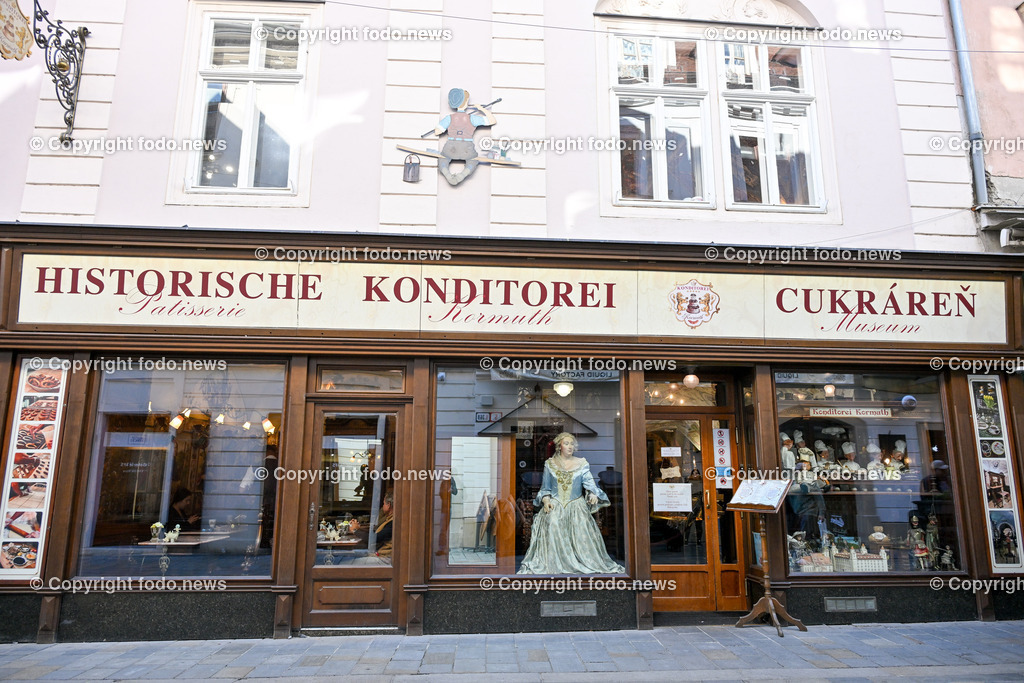 Slowakei_ Bratislavsky kraj_ Bratislava_ 08.10.2024-79 | 08.10.2024, Slowakei, SVK, Bratislavsky kraj, Bratislava, im Bild Bratislava, Stadtansichten, Gebauede, Sehenswurdigkeiten, Tourismus, Touristen, Cafe, Denkmal, Strasse, Donau, Bruecke, Schiff, Burg, Hrad, Ufo, Restaurant, Souvenier, Menschen, Bahnhof, Zug, Hauptstadt