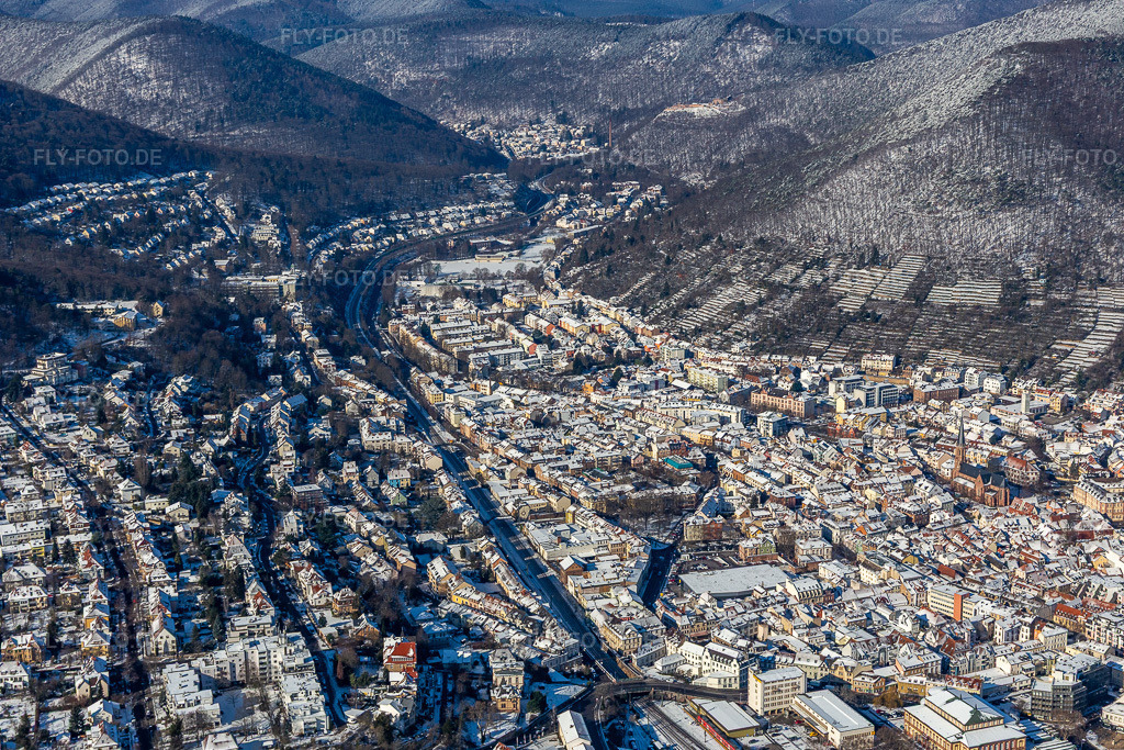 Luftbild: Winterluftbild im Schnee Richtung Schöntal in Neustadt an der Weinstraße im Bundesland Rheinland-Pfalz in Deutschland. Foto: IMG_124631.jpg vom 11.02.2021 durch Werner Riehm/FLY-FOTO.de