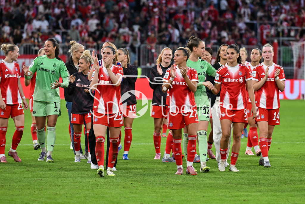 FC Bayern München - Bayer 04 Leverkusen | Die Spielerinnen des FC Bayern laufen nach dem Heimsieg gegen Leverkusen eine Ehrenrunde in der Arena, Franziska KETT (FC Bayern Frauen 20), Maria-Luisa GROHS (FC Bayern München Frauen #1), Linda DALLMANN (FCB #10), Sarah ZADRAZIL (FCB #25), Katharina NASCHENWENG (FCB #19), Arianna CARUSO (FC Bayern Muenchen Frauen 27), Ena MAHMUTOVIC (FC Bayern München Frauen #32), Jovana DAMNJAVOVIC (FCB #9),Alara SEHITLER (FCB #14) / Google Pixel Frauen-Bundsliga: FC Bayern München - Bayer 04 Leverkusen; Allianz Arena am 06.09.2025