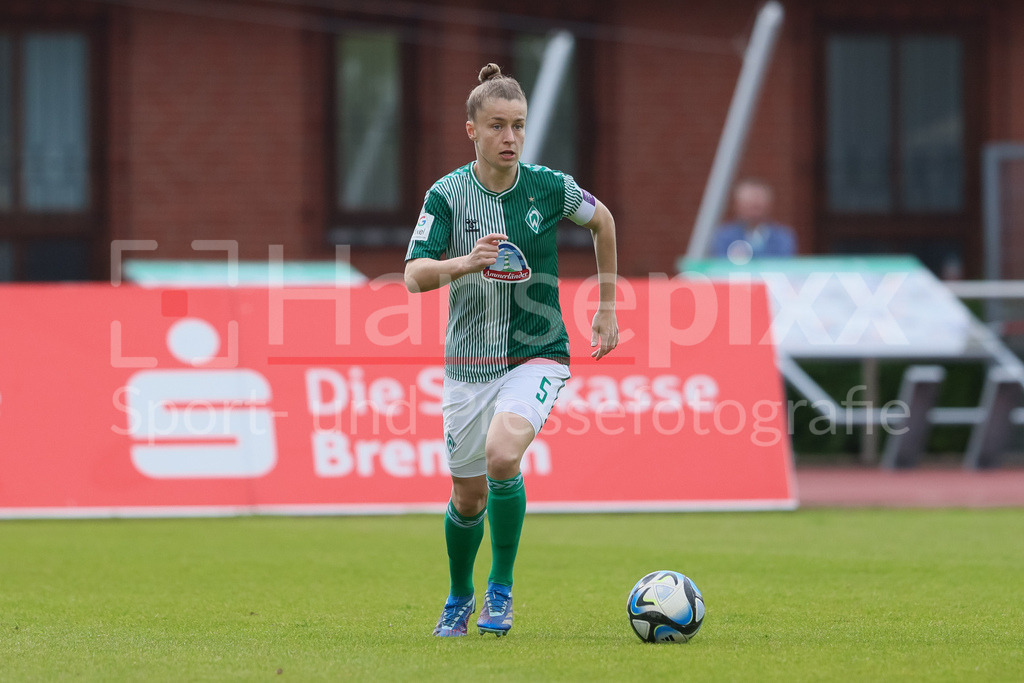 Fussball, Google Pixel Frauen-Bundesliga, SV Werder Bremen - MSV Duisburg | v.li.: Michelle Ulbrich (SV Werder Bremen, 5) am Ball, Freisteller, Einzelbild, Ganzkörper, Aktion, Action, Spielszene, DIE DFB-RICHTLINIEN UNTERSAGEN JEGLICHE NUTZUNG VON FOTOS ALS SEQUENZBILDER UND/ODER VIDEOÄHNLICHE FOTOSTRECKEN. DFB REGULATIONS PROHIBIT ANY USE OF PHOTOGRAPHS AS IMAGE SEQUENCES AND/OR QUASI-VIDEO.