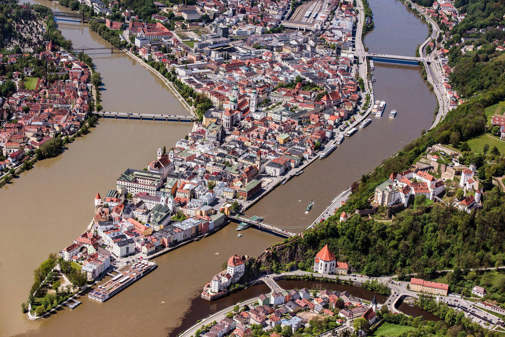 dr__0012485.jpg | PASSAU 11.05.2017 Die kreisfreie Universitätsstadt Passau im Bundesland Bayern. Aufgrund des Zusammenflusses der Flüsse Ilz, Inn und Donau, wird Passau auch "Dreiflüssestadt" genannt. // The university town of Passau in the state of Bavaria. Because of the junction of the rivers Ilz, Inn and Danube, Passau is also called "Three Rivers Town". Foto: Daniel Reiter