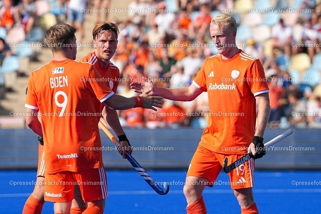 xydrx12082503016 | 12.08.2025, xydrx, Herren EuroHockey Championship 2025, Gruppenphase, Gruppe A, Niederlande - Österreich, Sparkassenpark Mönchengladbach: Torjubel nach dem Tor zum 4:o für die Niederländische Feldhockey Nationalmannschaft durch Torschütze Tjep Hoedemakers (NED #19) zusammen mit Jorrit Croon (NED #10) und Koen Bijen (NED #9)