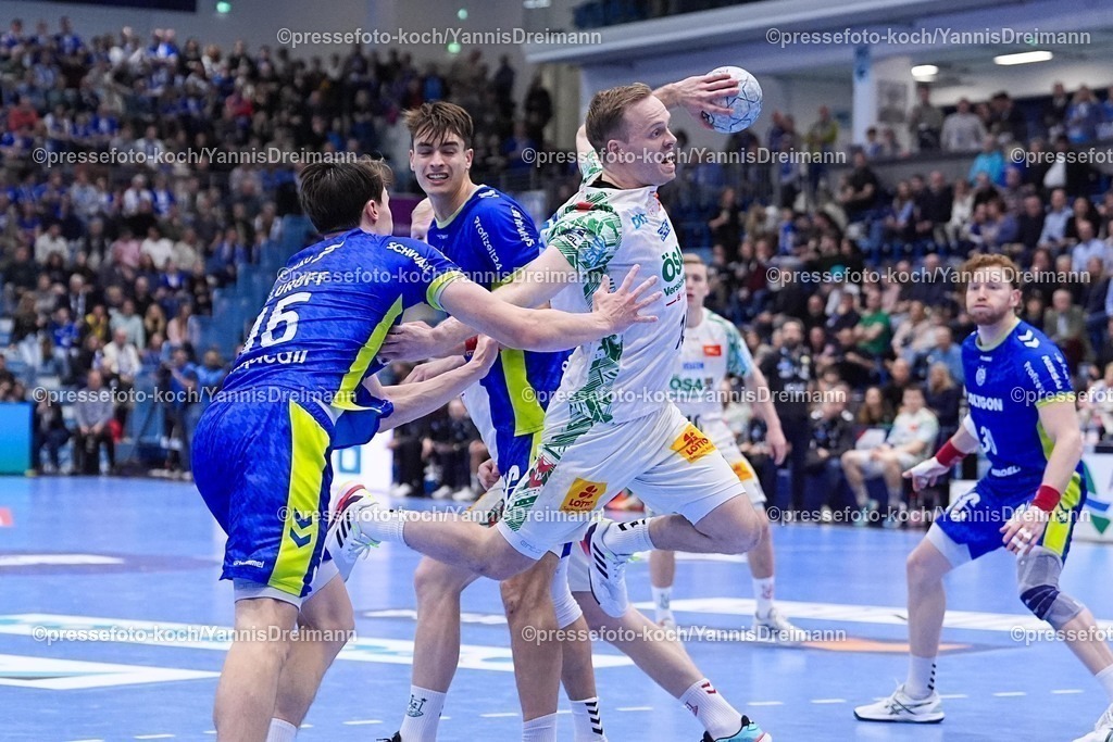 xYDRx14122501031 | 14.12.2025, xydrx, Handball, 1.HBL, VfL Gummersbach - SC Magdeburg, Schwalbe-Arena: Miro Schluroff (VfL Gummersbach #15) im Zweikampf gegen Omar Ingi Magnusson (SC Magdeburg #14)Photo: xYannisxDreimannxPressefotoKochx