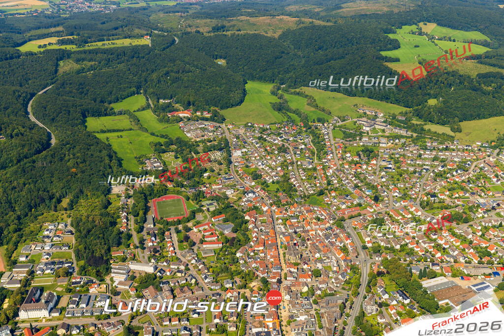 Neue Luftbildaufnahme der Stadt Bad Driburg - Das Luftbild wurde 2025 vom UL-Flugzeug heraus erstellt ( keine Drohnenaufnahme ) - Hochauflösende Luftaufnahme - für Wandbilder und großformatige Ausdrucke geeignet. Das besondere Geschenk!Hier alle&nbsp;Infos zur Lizenzierung der LuftaufnahmeWir fliegen auch dieses Jahr wieder in Ihre Region um Luftbilder zu erstellen.- Luftbild anfragen
