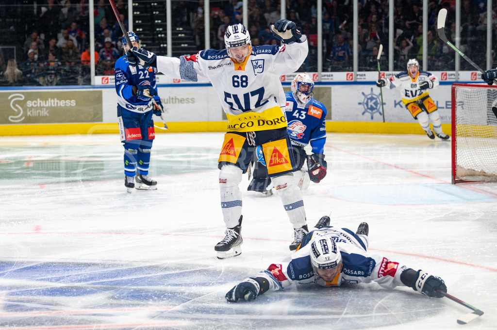 Swiss National League Final Game 2: ZSC Lions - EV Zug | 20.04.2022, Zürich, Hallenstadion, Swiss National League Final Game 2: ZSC Lions - EV Zug, #12 Yannick Zehnder (Zug) jubelt am Boden liegend, Passgeber #68 Fabrice Herzog (Zug) stehend. - Realisiert mit Pictrs.com