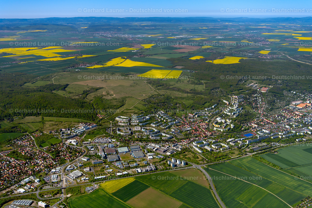 4026503 | ERFURT 07.05.2020 Hochhäuser im Wohngebiet einer industriell gefertigten Plattenbau- Siedlung Am Katzenberg im Ortsteil Melchendorf in Erfurt im Bundesland Thüringen, Deutschland. Weiterführende Informationen bei: TAG Immobilien AG. // Skyscrapers in the residential area of industrially manufactured settlement Am Katzenberg in the district Melchendorf in Erfurt in the state Thuringia, Germany. Further information at: TAG Immobilien AG. Foto: Gerhard Launer