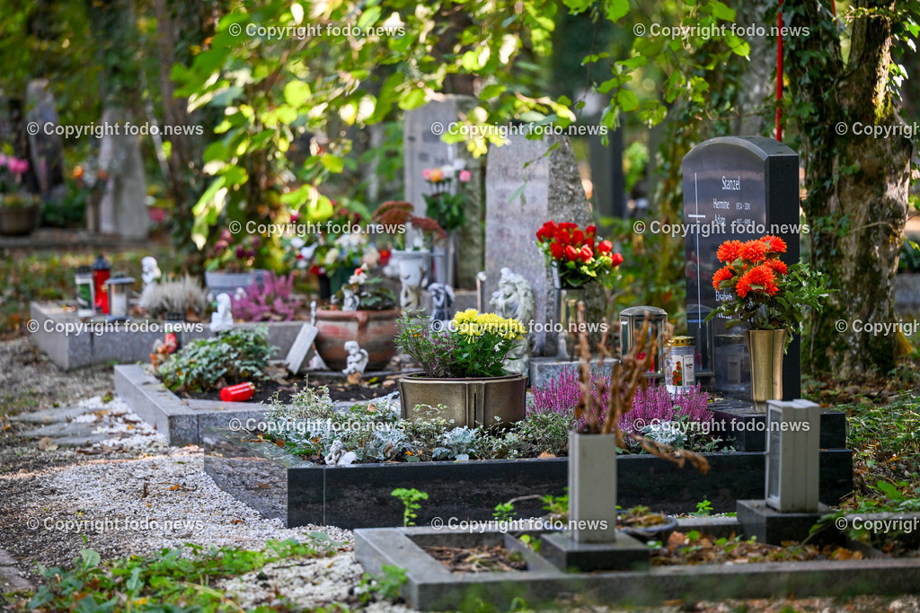 Friedhof_ Allerheiligen_ 16.10.2023-23 | 16.10.2023, Friedhof, AUT, Allerheiligen, Themenbilder im Bild Friedhof, Kreuz, Kruzifix, Jesu Christi, Allerheiligen, Engerl, Engel, Kerzen, Grab, Grablicht, Blumen, Symbolbild, Feature