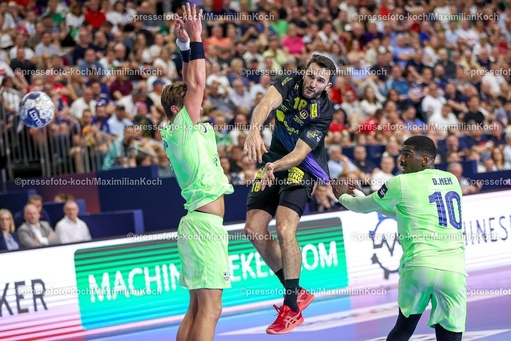 KoeEHF15062501027 | 15.06.2025, Handball, Spiel um Platz 3, TruckScout24 EHF FINAL4, LANXESS arena Köln, HBC Nantes - FC Barcelona: Romain Lagarde (HBC Nantes FRA #18) gegen Jonathan Carlsbogard (Barca FC Barcelona ESP #09) Dika Mem (Barca FC Barcelona ESP #10) 