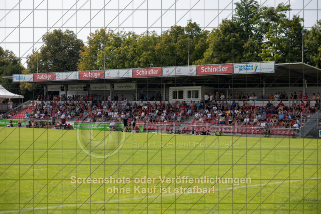 20250816_145007_0495 | #,1.Göppinger SV (rot) vs. FSV 08 Bietigheim-Bissingen (blau), Fußball, Oberliga BW, wfv, 03. Spieltag, Saison 2025/2026, Rasensportplatz Stadion SV Göppingen, Hohenstaufenstr. 116, 73033 Göppingen, 16.08.2025 - 14:00 Uhr,Foto: PhotoPeet-Sportfotografie/Peter Harich