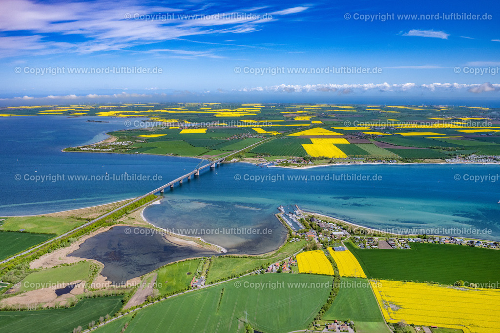 Fehmarn_Fehmarnsundbrücke_ELS_4622150522 | FEHMARN 15.05.2022 Blick auf die kombinierte Straßen- und Eisebahnbrücke Fehmarnsundbrücke, der Fehmarnsundquerung zwischen Fehmarn und dem Festland bei Großenbrode in Schleswig-Holstein. // Fehmarn Sund bridge between Fehmarn and the mainland at Grossenbrode in Schleswig-Holstein. Foto: Martin Elsen
