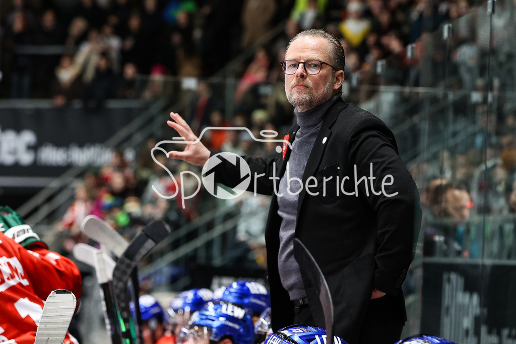 Augsburger Panther - Fischtown Pinguins | Panther Trainer Christof KREUTZER in Aktion / Freisteller / Einzelfoto