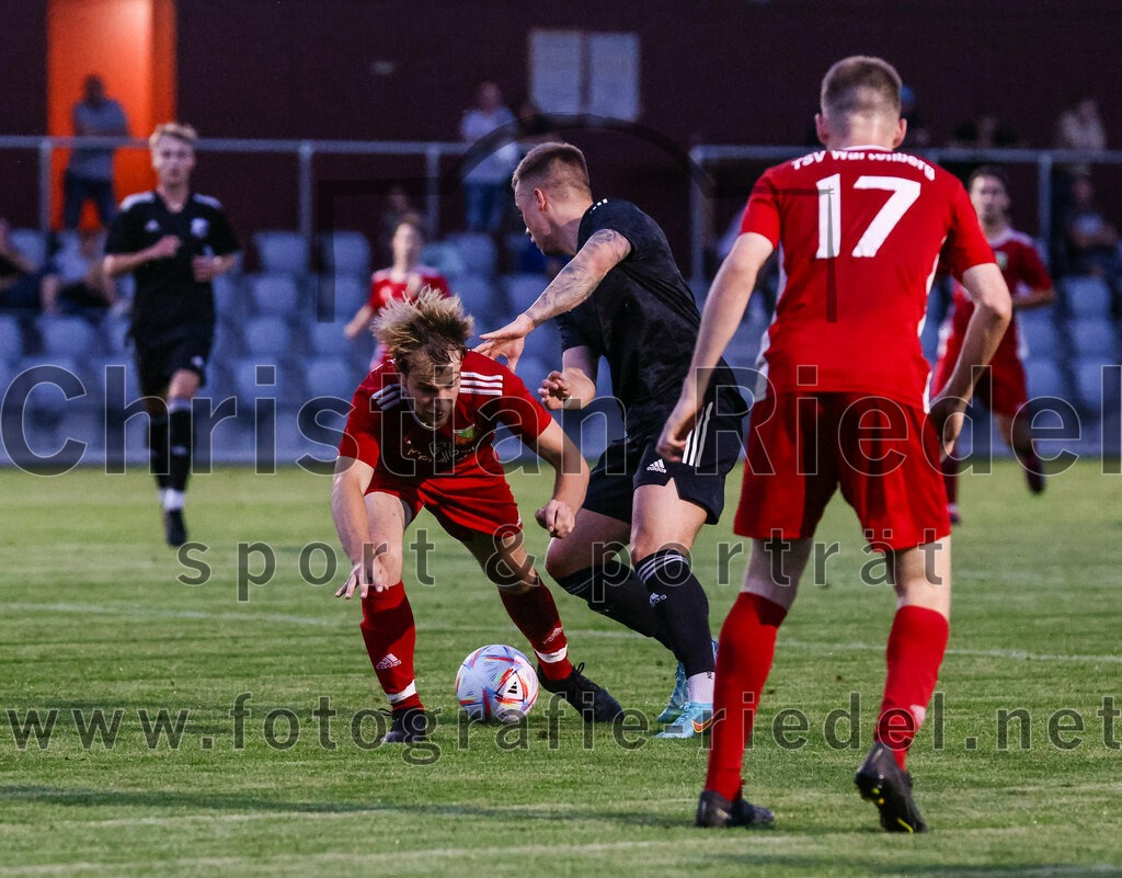 2023-07-20_071_FC_Finsing_gegen_TSV_Wartenberg | Finsing, Deutschland, 20.07.2023:
Fußball, Kreisliga 2023 / 2024, Testspiel, FC Finsing gegen TSV Wartenberg, Endergebnis: 1:0

Christian Angermaier (TSV Wartenberg, #18), Philipp Tholl (FC Finsing, #4), Tim Schmolmann (TSV Wartenberg, #17)

Foto: Christian Riedel / fotografie-riedel.net