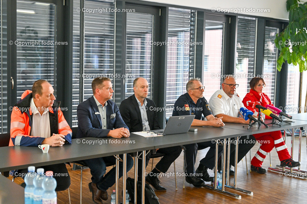 Pressekonferenz Ansfelden_ Gasexplosion_ 28.06.2023-6 | 28.06.2023 Pressekonferenz, Ansfelden Gasexplosion, im Bild Christoph Kolmer (Sachverstaendiger Geologie), Christian Partoll ( FP, Bgm. Ansfelden), Manfred Hageneder (Bezirkshauptmann Linz Land), Manfred Rauch (Oberst, Bezirkspolizeikommandant), Helmut Foedermayr (Bezirksfeuerwehrkommandant OBR), Claudia Engertsberger (NFS Rotes Kreuz)
