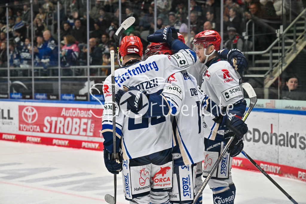 Augsburger Panther - Schwenninger Wild Wings | AUGSBURG, DEUTSCHLAND - 2. NOVEMBER: Jubel der Gäste nach dem Treffer zum 0-1 durch Danny O`REGAN (Schwenninger Wild Wings 11) / Tor / Torschuetze / Freude / Happy beim Ligaspiel zwischen den Augsburger Panthern und den Schwenninger Wild Wings am 17. Spieltag der Penny DEL im Curt Frenzel Stadion am 02.11.2025