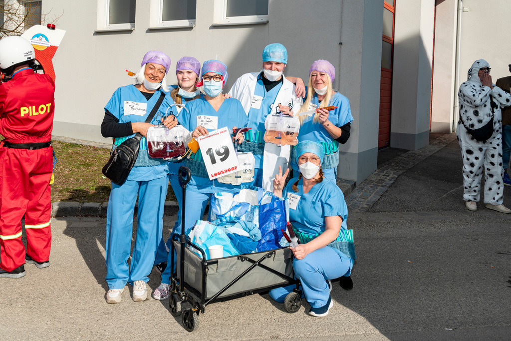 Umzug2025-029_8880 | Fotostrecke: FASCHINGSUMZUG 2025 in Loosdorf. 22 Masken(gruppen)-Teilnehmer: Loosdorfer Vereine, Wirtschaftstreibende, Gemeindeabordnungen sowie Kreditinstitute. rund 700 Besucher entlang der Hauptstrasse. Veranstaltungs-Sicherung durch Mannschaft der FF-Loosdorf mit schwerem Gerät. Maskenprämierung am EKZ-Platz durch Bgm. Thomas Vasku in den Kategorien: Bester Festwagen (Fa. gkonzept-Groissenberger; Beste Personengruppe-ASK-Loosdorf; Beste Einzelperson; Weiteste Anreise-FF Schollach;