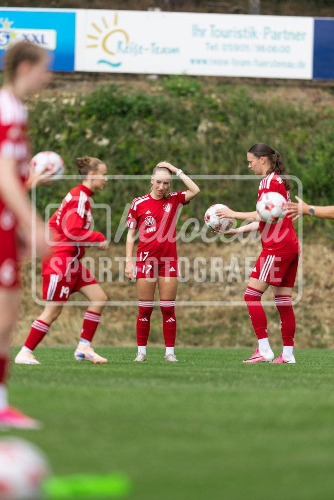 Fußball I Frauen I Testspiel I SpVg Aurich - DJK Arminia Ibbenbüren I 15307 | realhellocedii - Realisiert mit Pictrs.com