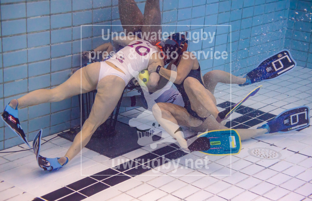 GER, Hammerheads(USA) vs. Amager UVR (Dänemark), Damen, Unterwasser-Rugby, Champions Cup 2024,  24.11.2024 | Johanne Press Wegeberg (Amager UV-Rugby Klub, #10) greift das amerikanische Tor an. Maiderlyn Gomez (Hammerheads, #04) versucht die Torfrau Luisa Gomez (Hammerheads, #11) zu unterstützen) - Realisiert mit Pictrs.com