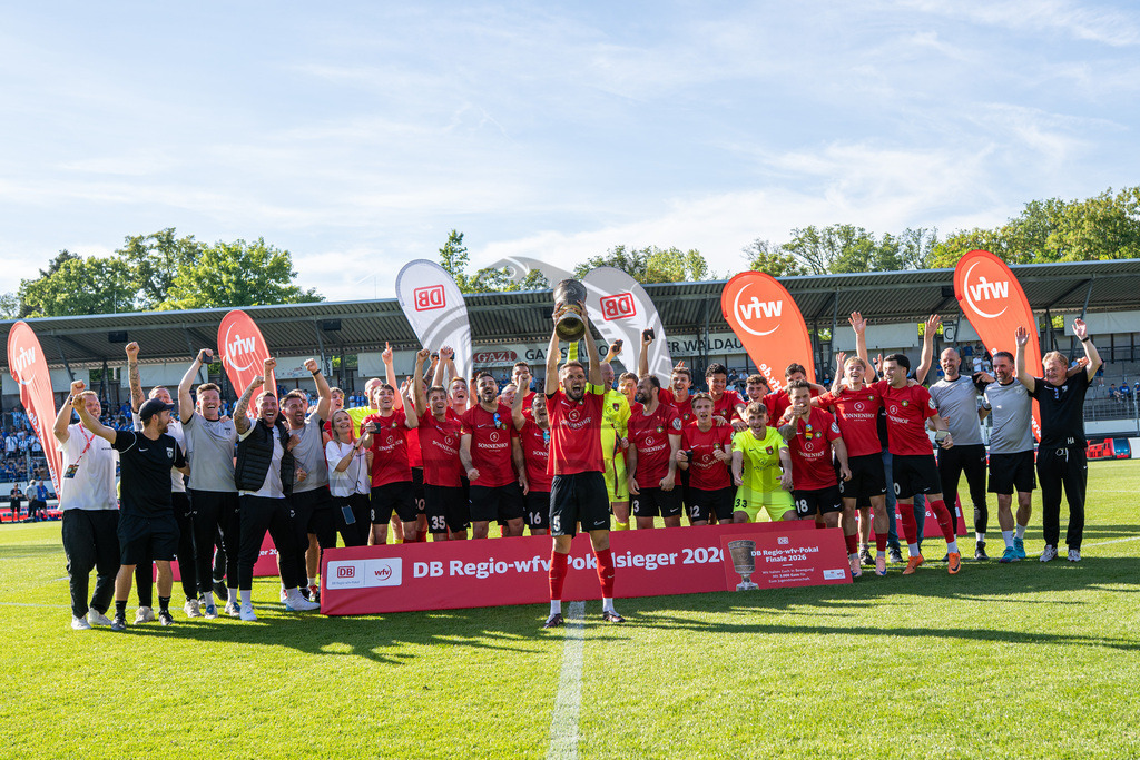 Stuttgarter Kickers vs. SG Sonnenhof Großaspach, Fussball, WFV-Pokal, Finale, 23.05.2026 | Volkan Celiktas (SG Sonnenhof Großaspach, #05) und seine Mannschaft jubeln nach Pokaluebergabe,Stuttgarter Kickers vs. SG Sonnenhof Großaspach, Fussball, WFV-Pokal, Finale, 23.05.2026