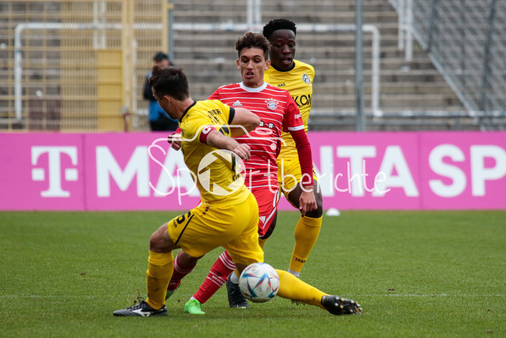 FC Bayern Amateure - FC Wuerzburger Kickers | Younes AITAMER (FCB #17) am Ball im Duell mit Peter KURZWEG (FWK #16)