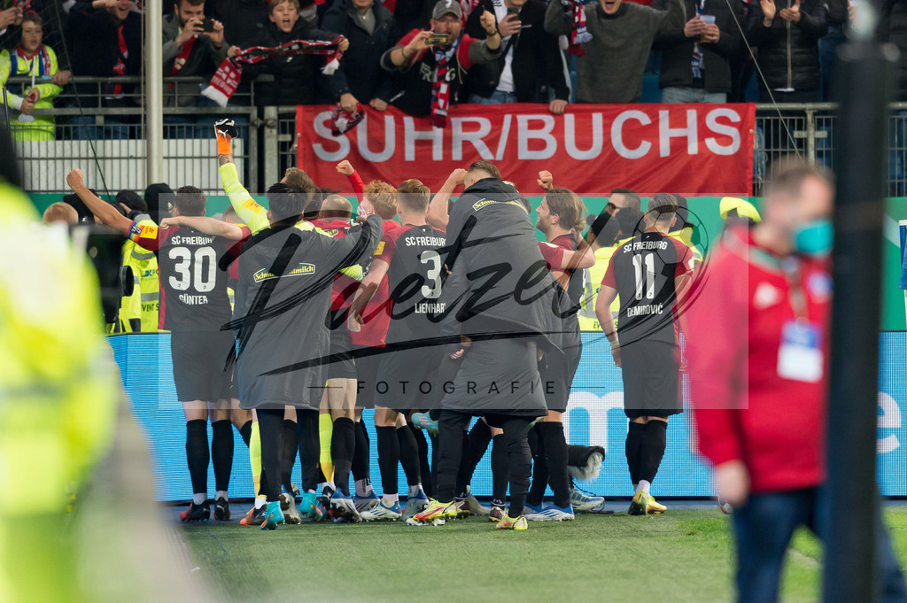 HSVSCF20220419_235 | Fussball, Herren: . Spieler von SC Freiburg Schlussjubel, jubelt nach dem 1:3 Sieg beim DFB-Pokal-Halbfinalspiel zwischen Hamburger SV und SC Freiburg im Volksparkstadion am 19.04.2022 in Hamburg, Deutschland.DFB / DFL REGULATIONS PROHIBIT ANY USE OF PHOTOGRAPHS AS IMAGE SEQUENCES AND/OR QUASI-VIDEO. - Realisiert mit Pictrs.com
