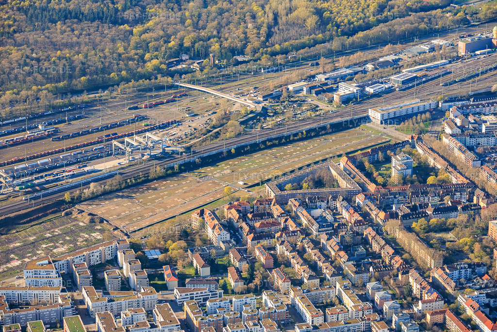 Luftbild: Neugestaltung des Areals an der Stuttgarter Straße als Stadtteilpark und DUSS Terminal Karlsruhe im Ortsteil Südstadt in Karlsruhe im Bundesland Baden-Württemberg in Deutschland. Foto: IMG_154068.jpg vom 02.04.2026 durch Werner Riehm/FLY-FOTO.deAuflösung des Originals: 6000 x 4000 pxKarlsruhe: Neugestaltung an der Stuttgarter Straße