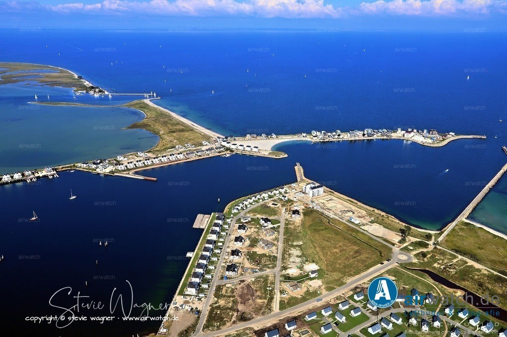  Luftbild OstseeResort Olpenitz - Der Strand ist barrierefrei gestaltet | Direkt an der Nordmole gelegen, eignet sie sich besonders für Familien und Paare. Nur wenige Minuten außerhalb des Resorts liegt der Weidefelder Strand, ein 2 Kilometer langer, flach abfallender Ostseestrand, der kostenlos besucht werden kann und in drei Zonen aufgeteilt ist: ein Familienstrand, ein FKK-Bereich und ein Hundestrand. Der Strand ist barrierefrei gestaltet und bietet zudem eine Surfschule, Volleyballfelder und ein Strandbistro.
