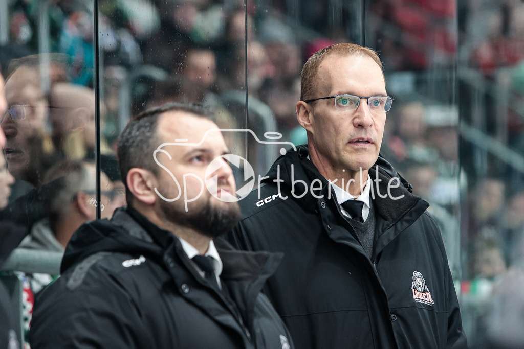 Augsburger Panther - Loewen Frankfurt | Frankfurt Trainer Gerald Fleming in Aktion