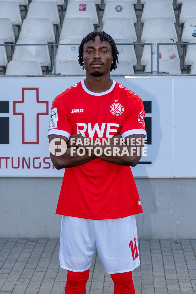 Rot-Weiss Essen; 3. Liga, Portraettermin 2026/2027, Foto: Eibner-Pressefoto/Fabian Friese | Dickson Abiama (Rot-Weiss Essen, #18),Rot-Weiss Essen; 3. Liga, Portraettermin 2026/2027, Foto: Eibner-Pressefoto/Fabian Friese - Realisiert mit Pictrs.com