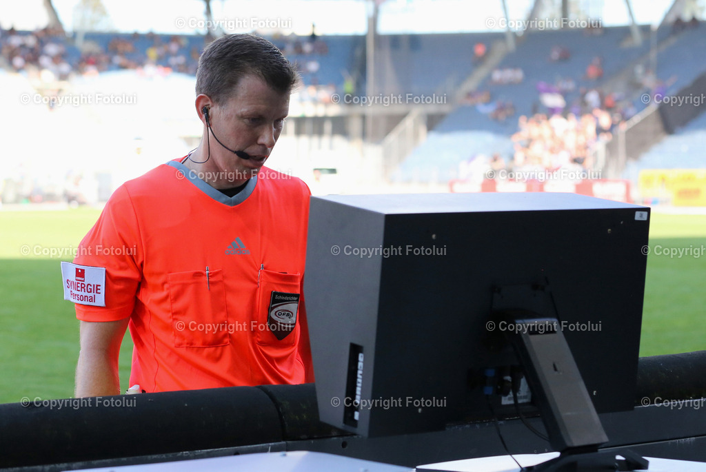 A_LUI_120823_0009 | SPORT,FUSSBALL,ADMIRAL BUNDESLIGA STURM GRAZ-AUSTRIA KLAGENFURT IM BILD:ALEXANDER SCHIEDSRICHTER MARKUS HAMETER BEIM VAR BILDSCHIRM FOTOLUI/MW