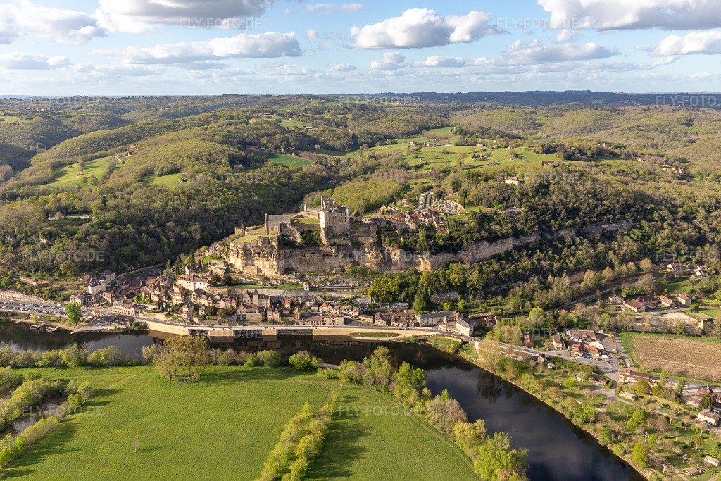 Luftbild: Chateau de Beynac in Beynac-et-Cazenac im Bundesland Dordogne in Frankreich. Foto: IMG_113501.jpg vom 16.04.2019 durch Werner Riehm/FLY-FOTO.de