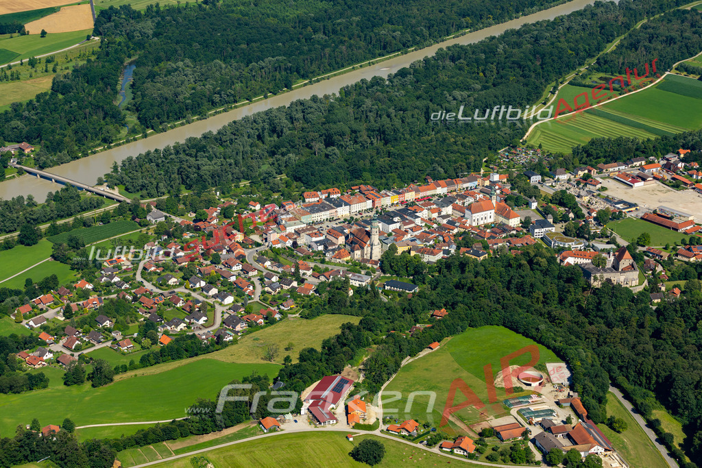 tittmoning-luftbild-2022-3855 | Aktuelles Luftbild von  Tittmoning - Die Luftaufnahme wurde 2022 mittels UL-Flugzeug erstellt ( keine Drohne ) - hochauflösende Kamera-Systeme von  Canon -
Beste Qualität - Für grossformatige Ausdrucke geeignet. Die Geschenkidee !