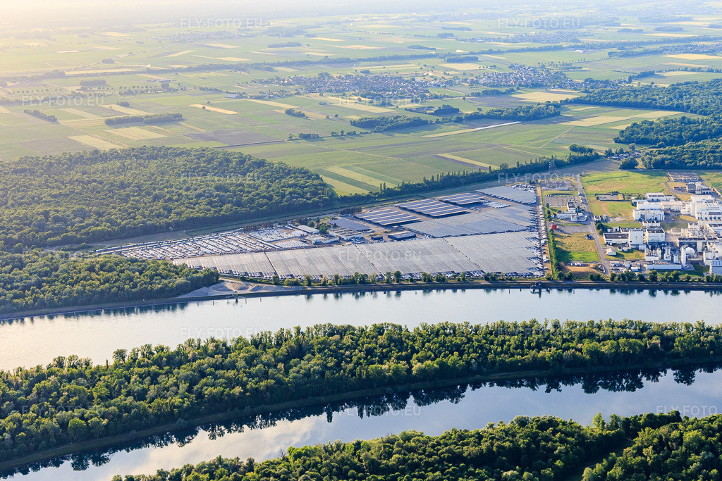 Vue aérienne: Zone industrielle et portuaire avec installations industrielles sur le Rhin, au sud-est de Jungbunzlauer SA et de TEREOS Starch & Sweeteners Europe, en face du dépôt automobile de CEVA Logistics à Marckolsheim dans le département Bas Rhin, France – .Photo: IMG_147402.jpg prise le 29/05/2025 par Werner Riehm/FLY-FOTO.eu – Résolution de l'original: 5162 x 3441 px – Jungbunzlauer - Your partner for ingredient excellence – Groupe coopératif sucrier français - Tereos – WWW.CEVALOGISTICS.COM