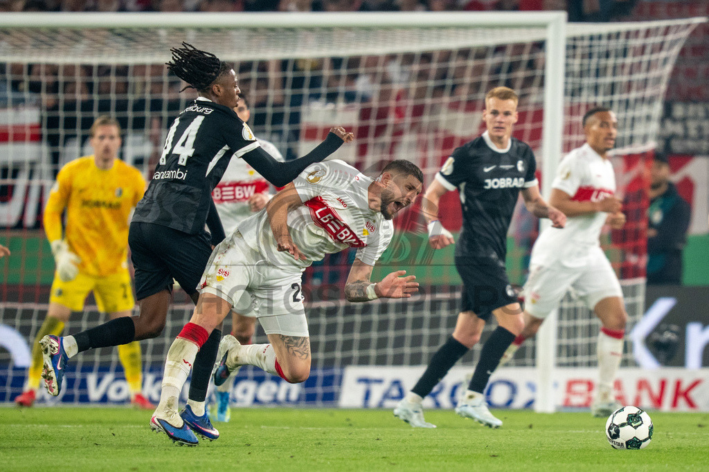 VfB Stuttgart vs. SC Freiburg, Fussball, DFB-Pokal, Halbfinale, 23.04.2026 | Zweikampf zwischen Johan Manzambi (SC Freiburg, #44) und Jeff Chabot (VfB Stuttgart, #24),VfB Stuttgart vs. SC Freiburg, Fussball, DFB-Pokal, Halbfinale, 23.04.2026DFB regulations prohibit any use of photographs as image sequences and/or quasi-video