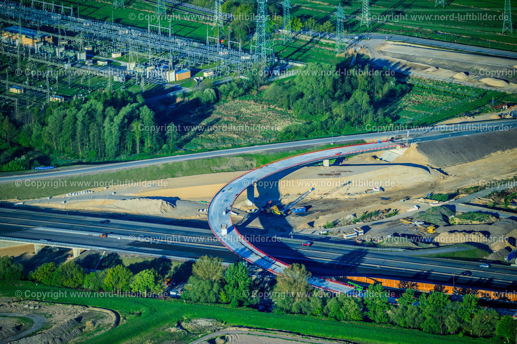 Hamburg_Moorburg_Autobahnanschluss_A26_Auf_Die_A7_Baustelle_ELS_1067270425 | HAMBURG 27.04.2025 Autobahn- Baustelle mit Erschließungs- , Aufschüttungs- und Erdarbeiten entlang der Trasse und des Streckenverlaufes der A26 West an der Straße E45 im Ortsteil Moorburg in Hamburg, Deutschland. Weiterführende Informationen bei: DEGES Deutsche Einheit Fernstraßenplanungs- und -bau GmbH,  Die Autobahn GmbH des Bundes Niederlassung Nord,  JOHANN BUNTE Bauunternehmung SE &amp; Co. KG. // Motorway- Construction site with earthworks along the route and of the route of the highway der A26 West on street E45 in the district Moorburg in Hamburg, Germany. Further information at: DEGES Deutsche Einheit Fernstrassenplanungs- und -bau GmbH,  Die Autobahn GmbH des Bundes Niederlassung Nord,  JOHANN BUNTE Bauunternehmung SE &amp; Co. KG. Foto: Martin Elsen