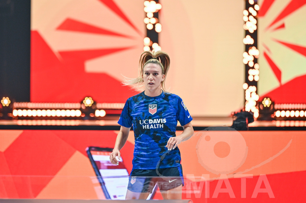 _DWI5997 | Carolyn Greco (USA) beim Frauen- Single Ungarn vs. USA bei der Teqball Weltmeisterschaft 2022 in der Kia Metropole Arena. Nürnberg, 27.11.2022 - Realisiert mit Pictrs.com