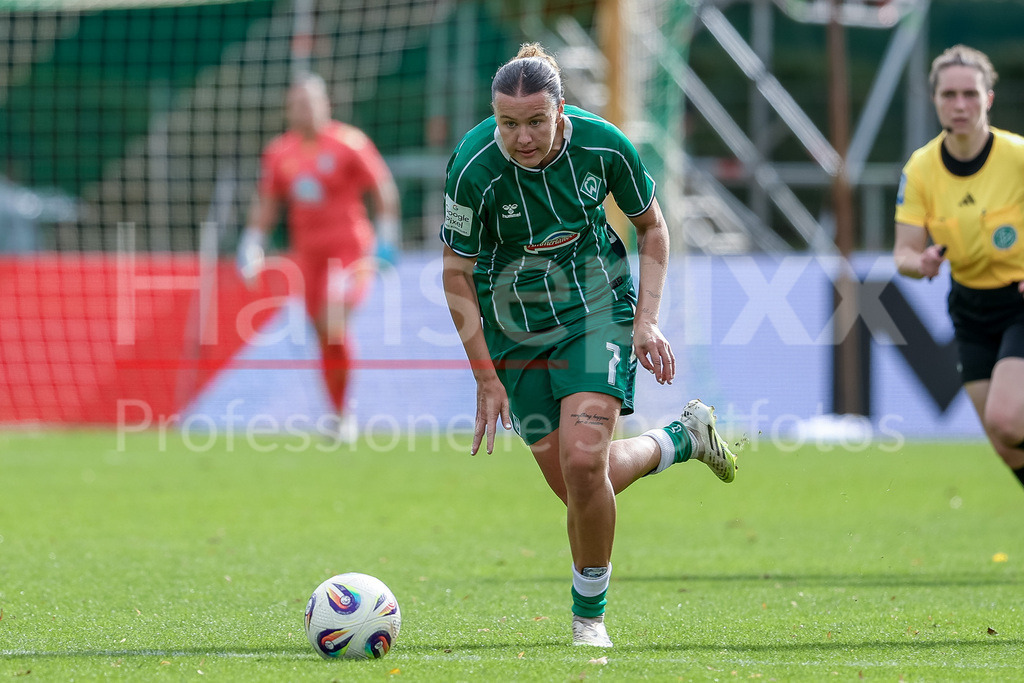 Fussball, Google Pixel Frauen-Bundesliga, SV Werder Bremen - TSG 1899 Hoffenheim | Larissa Mühlhaus (SV Werder Bremen, 7) am Ball, Einzelbild, Ganzkörper, Aktion, Action, Spielszene, DIE DFB-RICHTLINIEN UNTERSAGEN JEGLICHE NUTZUNG VON FOTOS ALS SEQUENZBILDER UND/ODER VIDEOÄHNLICHE FOTOSTRECKEN. DFB REGULATIONS PROHIBIT ANY USE OF PHOTOGRAPHS AS IMAGE SEQUENCES AND/OR QUASI-VIDEO.