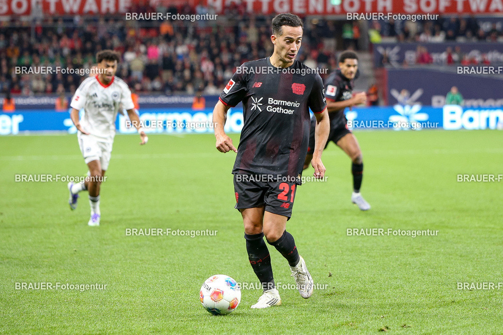 Bayer 04 Leverkusen vs Eintracht Frankfurt - Bundesliga  | Leverkusen, Deutschland, 12.09.25:   Lucas Vazquez (Bayer 04 Leverkusen) in Aktion am Ball, Einzelaktion waehrend des Spiels der Bundesliga zwischen  Bayer 04 Leverkusen vs Eintracht Frankfurt in der BayArena(Foto von Brauer-Fotoagentur / Adrian Schlueter)