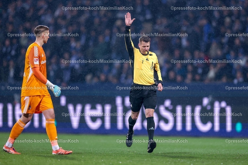 BOC20022601060 | 20.02.2026, Fußball, VfL Bochum - 1. FC Nürnberg, 2. Fußball Bundesliga, 23. Spieltag, Vonovia Ruhrstadion, Saison 2025 2026: Schiedsrichter Patrick Ittrich gestikulierend auf dem Spielfeld   DFB regulations prohibit any use of photographs as image sequences and or quasi-video.