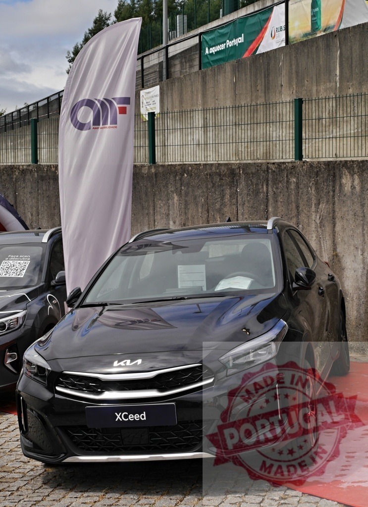Kia XCeed crossover new model at automotive event | Kia XCeed crossover car on display at an outdoor automotive dealership event - Realisiert mit Pictrs.com