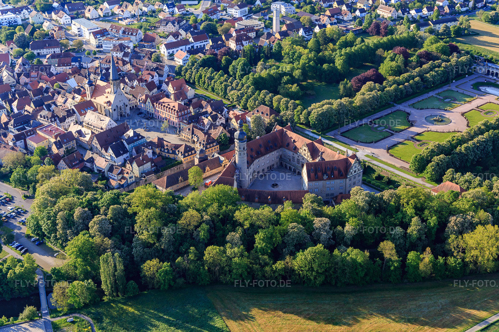Luftbild: Ortsansicht aus Westen am Morgen mit Schluss und Marktplatz in Weikersheim im Bundesland Baden-Württemberg in Deutschland.Foto: IMG_146424.jpg vom 10.05.2025 durch Werner Riehm/FLY-FOTO.deAuflösung des Originals: 5254 x 3503 px