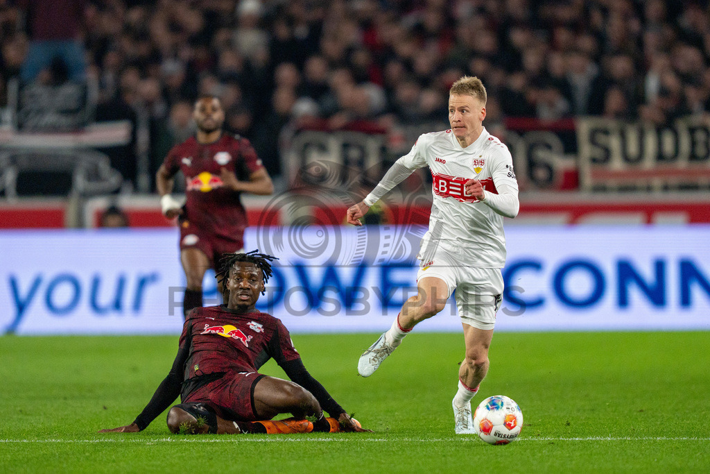 VfB Stuttgart vs. RB Leipzig, Fussball, 1. Bundesliga, 26. Spieltag, 15.03.2026 | Chris Fuehrich (VfB Stuttgart, #10) am Ball gegen Ezechiel Banzuzi (RB Leipzig, #06),VfB Stuttgart vs. RB Leipzig, Fussball, 1. Bundesliga, 26. Spieltag, 15.03.2026Foto: photosbyphips/Philip ZieglerVfB Stuttgart vs. RB Leipzig, Fussball, 1. Bundesliga, 26. Spieltag, 15.03.2026Foto: photosbyphips/Philip Ziegler