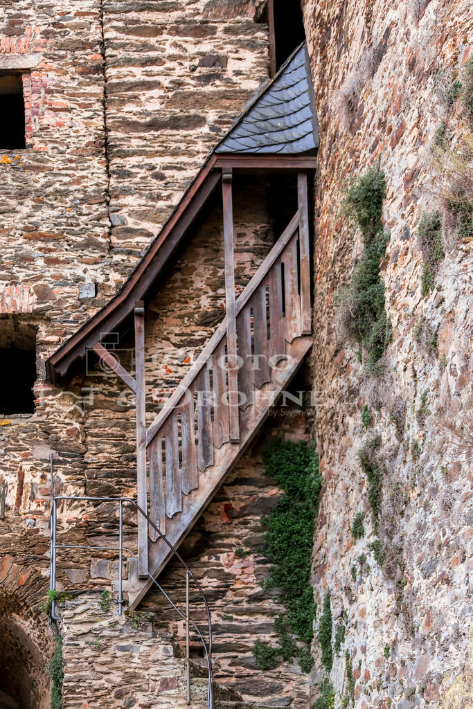 sankt goar rheinfels-3400 | Treppenaufgang zu einem Turm auf Burg Rheinfels obehalb von Sankt Goar - Realisiert mit Pictrs.com