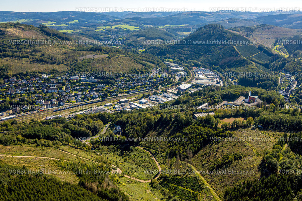 Lennestadt230910081Altenhundem | Luftbild, Privates Gymnasium Maria Königin und Kirche Maria Königin, Gewerbegebiet Bahnbetriebswerk, Waldschäden,  Altenhundem, Lennestadt, Sauerland, Nordrhein-Westfalen, Deutschland