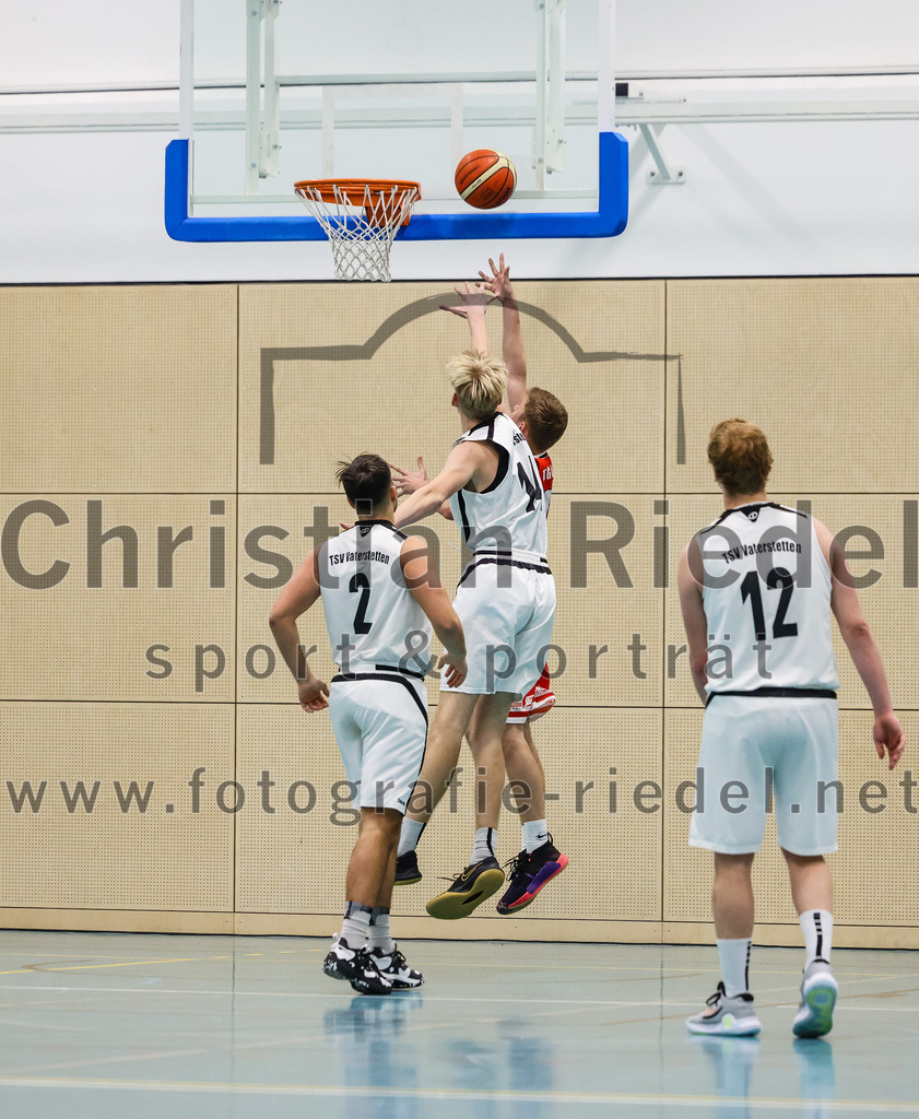 2022-12-03_062_TSV_Vaterstetten_gegen_TG_Landshut | Vaterstetten, Deutschland, 03.12.2022:
Basketball, Bayernliga Herren Südost 2022 / 2023, 7. Spieltag, TSV Vaterstetten gegen TG Landshut, Endergebnis: 71:78

Christian Balszuweit (TSV Vaterstetten, #2), D. Wolf (TSV Vaterstetten, #14), Alain Gales (TSV Vaterstetten, #12)

Foto: Christian Riedel / fotografie-riedel.net