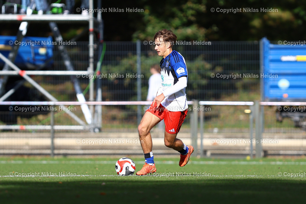NH_HamburgerSVU19_SVWerderBremenU19_DFBNachwuchsliga_18102025 | #8 Henri Maximilian Schümann (Hamburger SV U19)Fußball I Junioren I U19 DFB-Nachwuchsliga Vorrunde Gruppe A I Saison 2025-2026 I 8. Spieltag I Hamburger SV U19 - SV Werder Bremen U19 I 18.10.2025 I Trainingsplatz Volksparkstadion