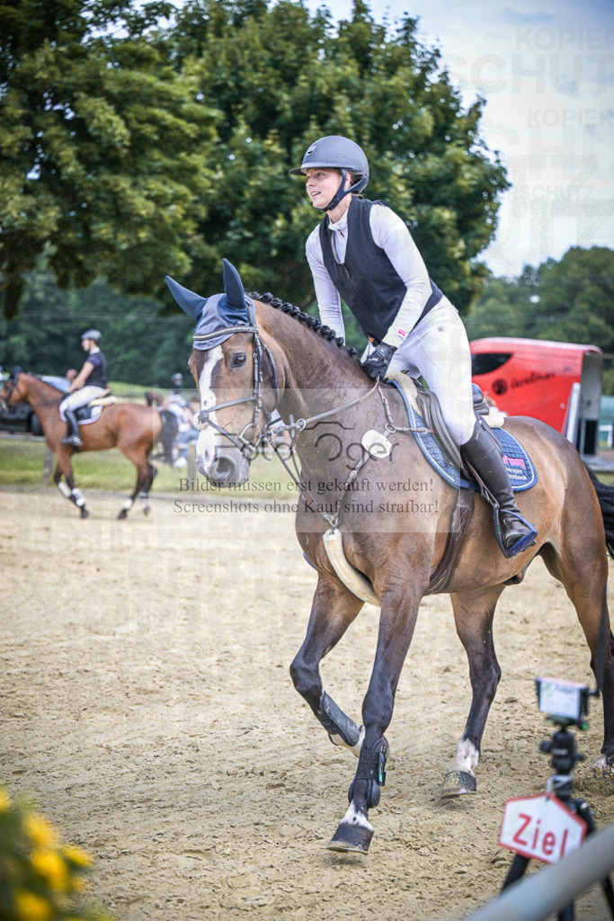 DOS_1815 | Entdecke hochwertige Reitturnierfotos von Foto Oger. Professionell, emotional und authentisch – jetzt Lieblingsmomente im Shop bestellen.Deutschlandweite Turnierfotografie. - Realisiert mit Pictrs.com