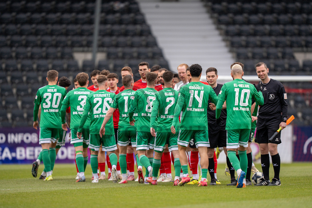 SG Sonnenhof Grossaspach vs. FC 08 Homburg, Fussball, Regionalliga Suedwest, 26. Spieltag, 28.03.2026 | Beide Teams laufen ein mit Schiedsrichter Maximilian Lotz, Assistent Patrick Haustein und Assistent Tobias Lecke,SG Sonnenhof Grossaspach vs. FC 08 Homburg, Fussball, Regionalliga Suedwest, 26. Spieltag, 28.03.2026
