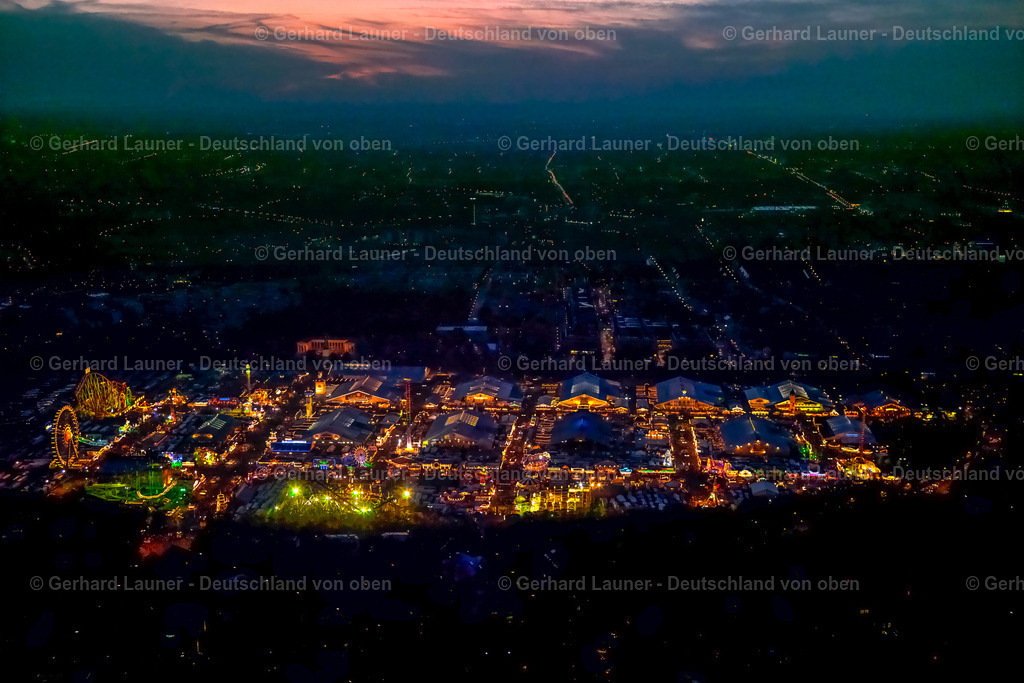 2783020 | Das Oktoberfest in München (mundartlich Wiesn) ist das größte Volksfest der Welt. Hier sieht man das Volksfest bei Nacht in voller Beleuchtung.